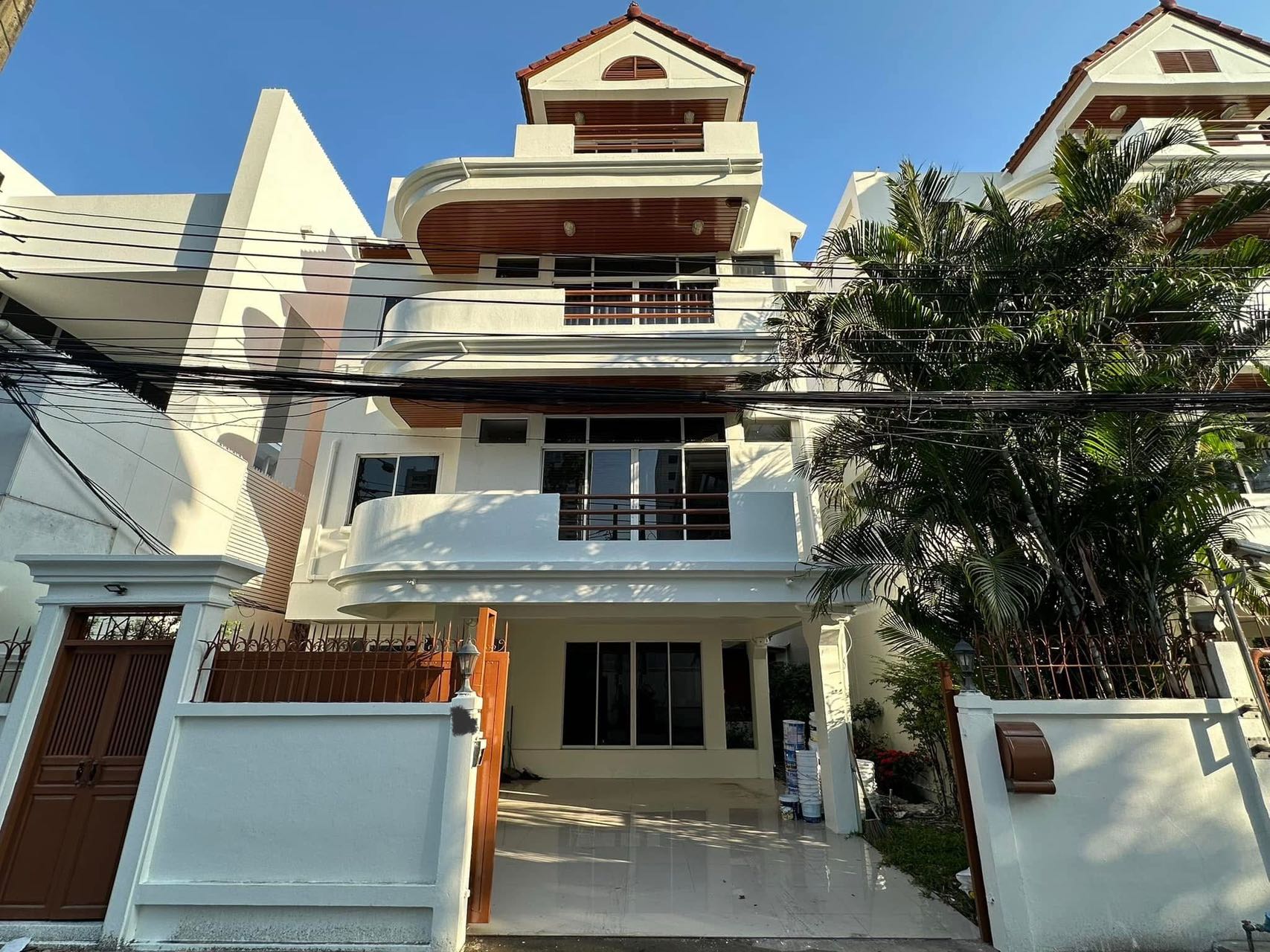 Sukhumvit 5+1 bedroom villa for rent