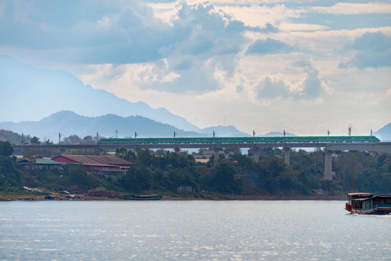 泛亚铁路中线加速！当邻居都在“暴雷”，东南亚真正的“安全屋”浮出水面