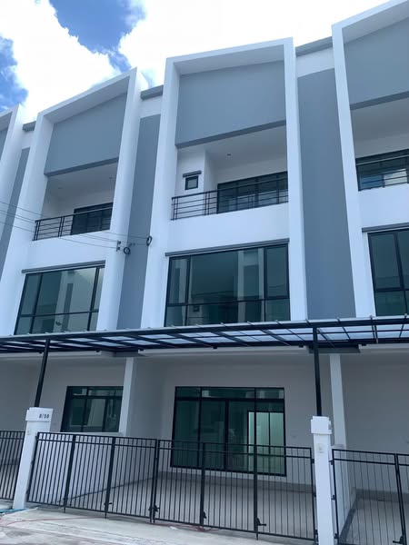Phra Khanong three bedroom villa for rent